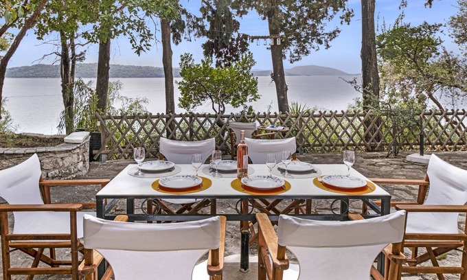 Perigiali House | Holiday Home 'The Sea Martin' with Sea View, Wi-Fi and Air Conditioning