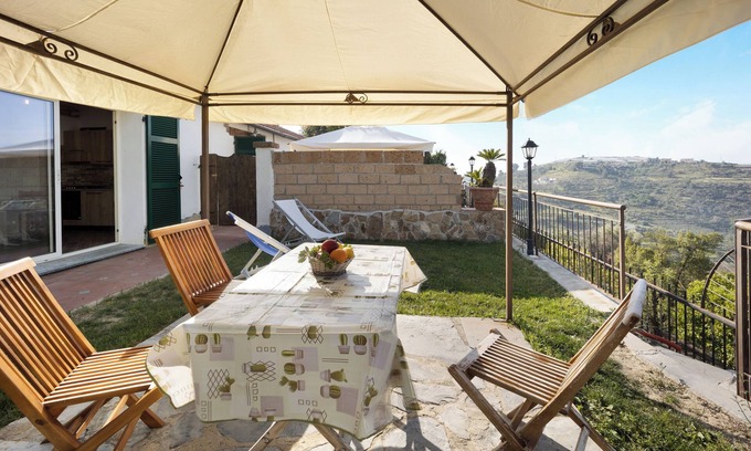 Pompeiana House | Holiday Home 'Timo' with Sea View, Shared Pool & A/C