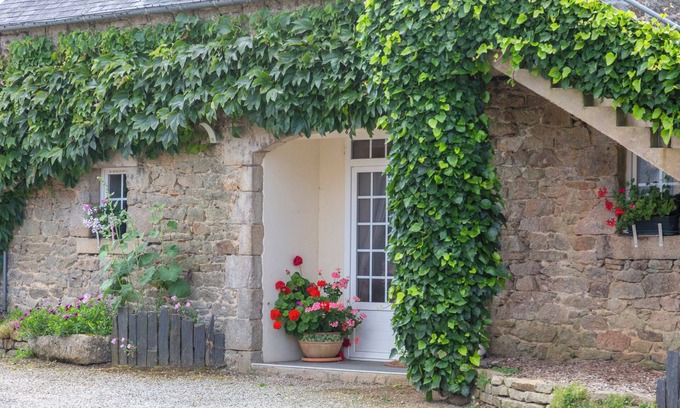 Kerlaz House | Holiday Home 'Ty Heol À 800m De La Plage' with Private Terrace, Shared Garden and Wi-Fi