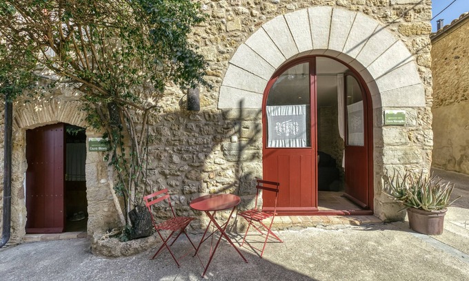 Orriols House | Holiday Home 'Vermella' with Wi-Fi