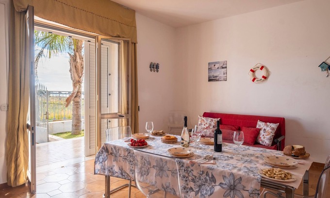 La Strea House | Holiday Home 'Villetta Privata Hoana Sul Mare' with Sea View, Private Garden and Air Conditioning