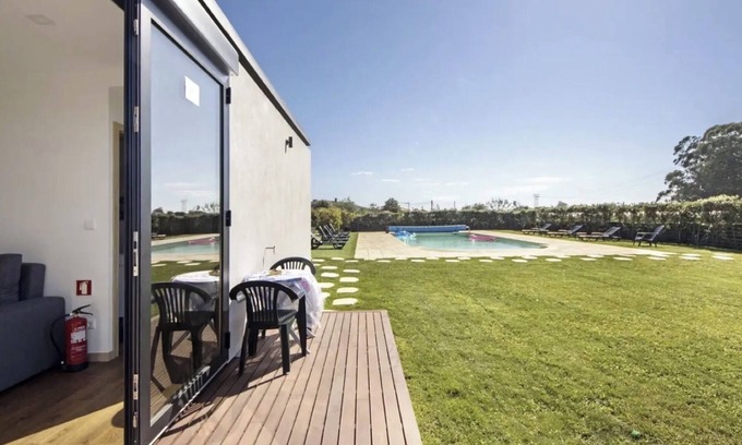 Fonte Boa House | Holiday Home 'Villa Com 4 Apartamentos' with Shared Pool, Private Terrace and Wi-Fi