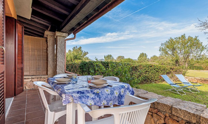 San Teodoro House | Holiday Home 'Villetta A 800mt Dall'Isuledda' with Shared Terrace