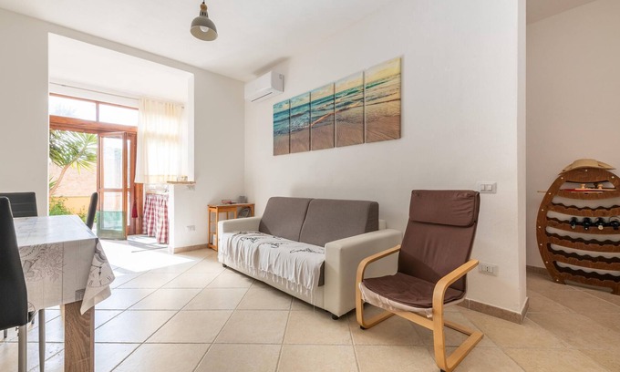 Maddalenedda House | Holiday Home Villetta Maddalena Spiaggia close to the Beach with Garden & Wi-Fi