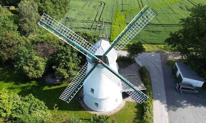 Cuxhaven House | Holiday Home 'Windmill Betty by the North Sea' with Private Terrace, Private Garden and Wi-Fi