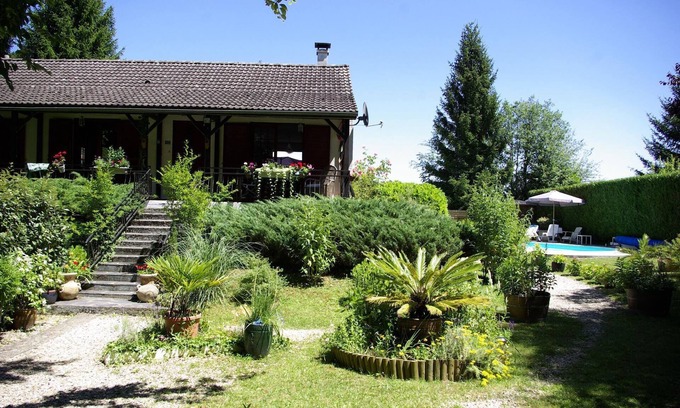 Thury House | Holiday home with garden, barbecue and terrace