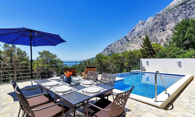 Bast House | Holiday home with heated pool and sea views in a quiet location and three bedrooms