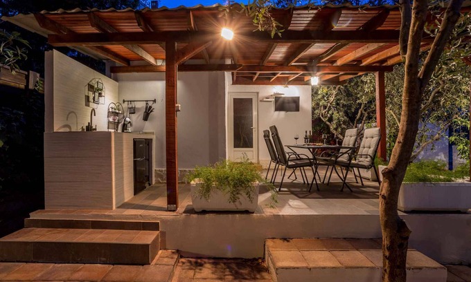 Stari Grad House | Holiday home with large terrace and air conditioning