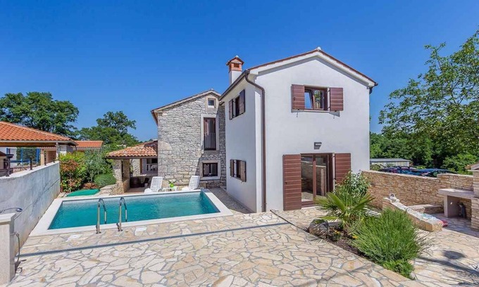 Peresiji House | Holiday home with pool in quiet location
