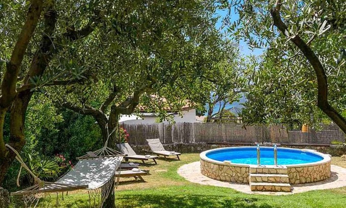 Puntera House | Holiday home with pool and large garden to relax in