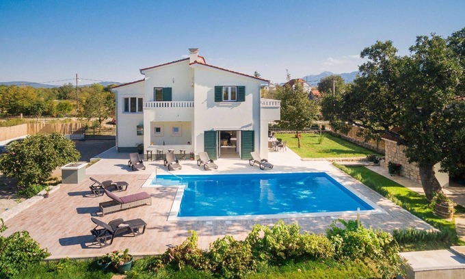 Sestanovac House | Holiday house Sestanovac for 1 - 11 persons with 4 bedrooms - Holiday house