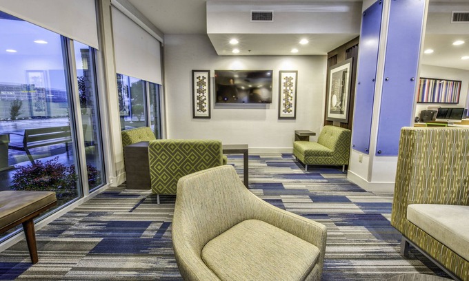 Farmers Branch Hotel | Holiday Inn Express & Suites Dallas NW - Farmers Branch by IHG