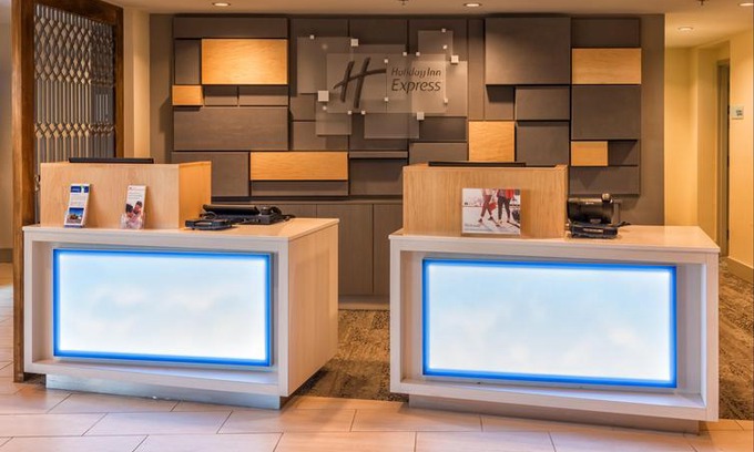 West Ashley Hotel | Holiday Inn Express Charleston US Highway 17 & I-526