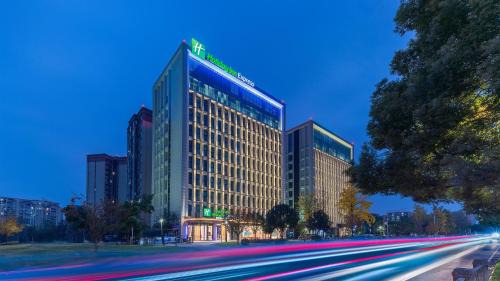 Shuangliu District Hotel | Holiday Inn Express Chengdu Shuangliu Airport by IHG - Free shuttle bus from Shuangliu International Airport to hotel about 8 Minutes by car, Welcome drink