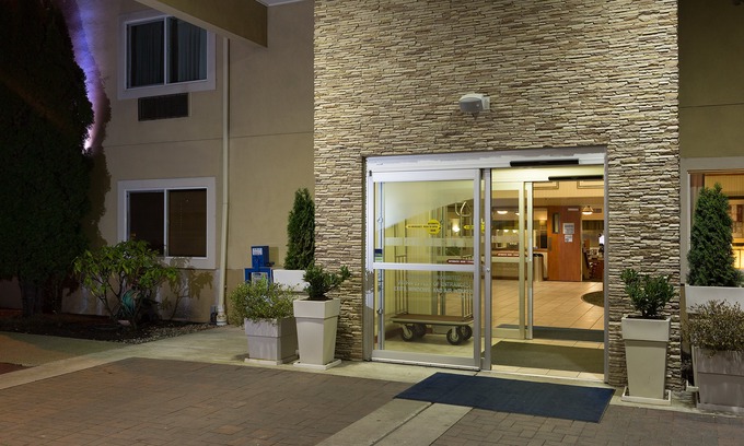 Burlington Hotel | Holiday Inn Express Hotels & Suites Burlington, an Ihg Hotel