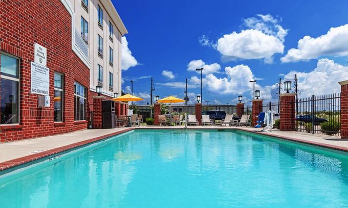 Springlake Hotel | Holiday Inn Express Hotel and Suites Shreveport South Park Plaza