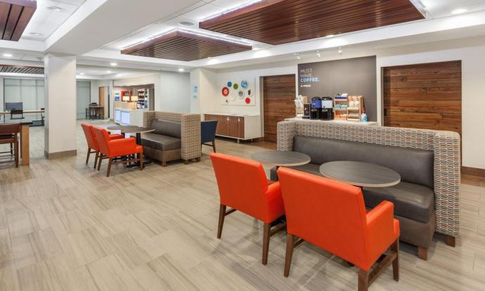 Woonsocket Hotel | Holiday Inn Express Hotel & Suites Providence-Woonsocket