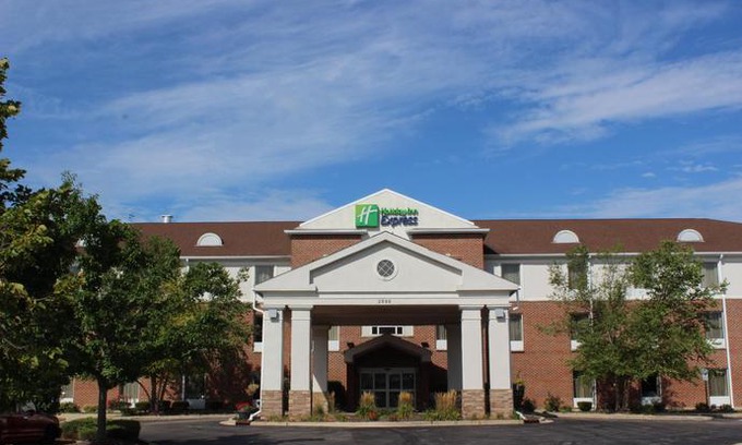 Algonquin Hotel | Holiday Inn Express Hotel & Suites Chicago-Algonquin