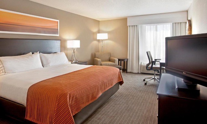 Minnetonka Hotel | Holiday Inn Express Hotel & Suites Minneapolis - Minnetonka by IHG