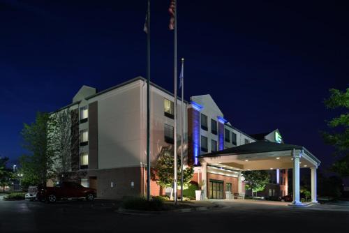 New Berlin Hotel | Holiday Inn Express Hotel & Suites Milwaukee-New Berlin by IHG