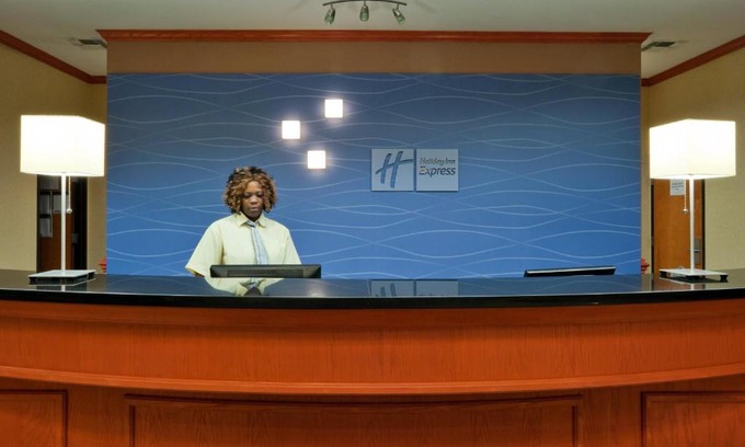 Fairfield Hotel | Holiday Inn Express Hotel and Suites Fairfield-North by IHG