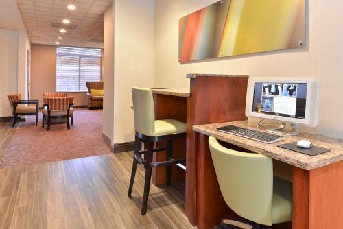 Hillsboro Hotel | Holiday Inn Express Portland West/Hillsboro by IHG