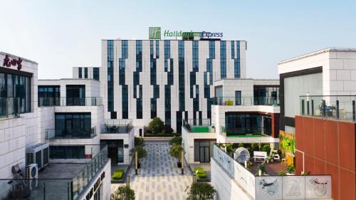 Baoshan Hotel | Holiday Inn Express Shanghai Gongkang by IHG