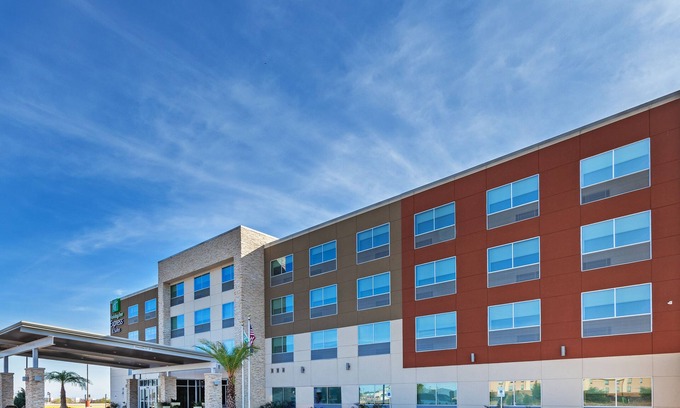 Brenham Hotel | Holiday Inn Express & Suites Brenham South by IHG