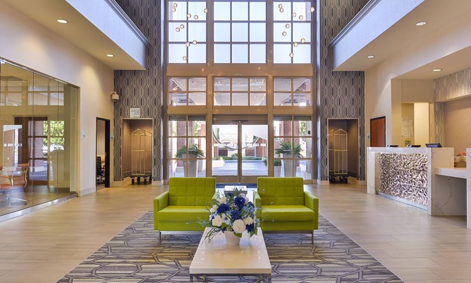 Elk Grove Hotel | Holiday Inn Express & Suites Elk Grove Central - Hwy 99 by IHG