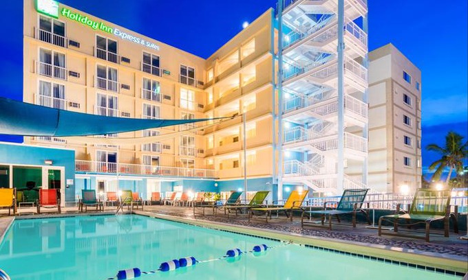 Downtown Nassau Hotel | Holiday Inn Express & Suites Nassau