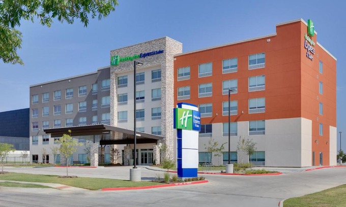 Dallas Hotel | Holiday Inn Express & Suites - Dallas NW HWY - Love Field by IHG