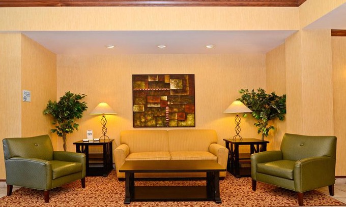 Fort Atkinson Hotel | Holiday Inn Express Hotel & Suites Fort Atkinson