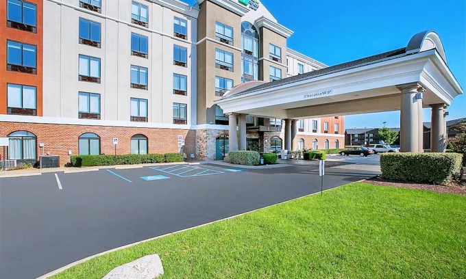 Lebanon Hotel | Holiday Inn Express & Suites Lebanon, an IHG Hotel