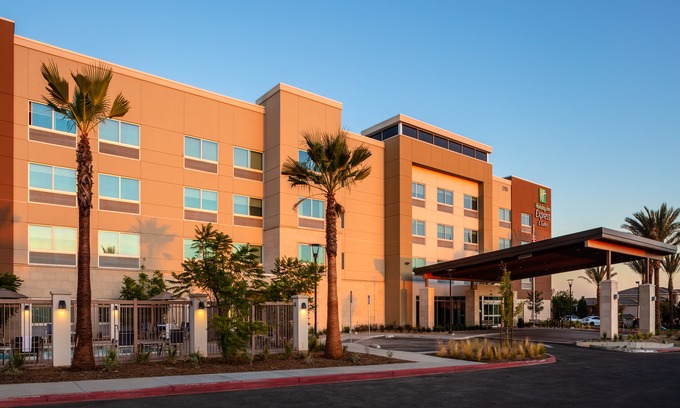 Moreno Valley Hotel | Holiday Inn Express & Suites Moreno Valley - Riverside, an Ihg Hotel