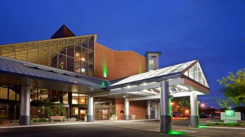 Oakville Hotel | Holiday Inn Oakville Centre by IHG