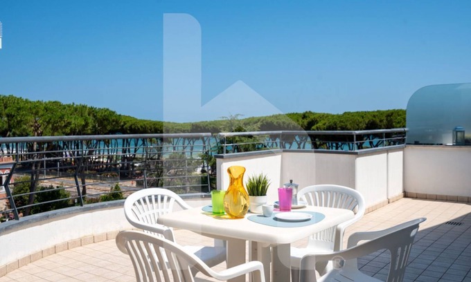 Pineto Apartment | Holiday Rendez Vous 55 - Fourth floor apartment with side sea view