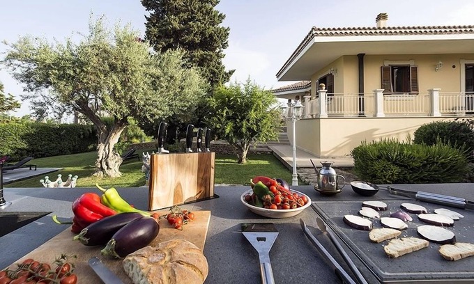 Syracuse Villa | holiday vacation large villa rental italy, sicily, syracuse, air conditioning, wi-fi internet, pool, views, walk to town