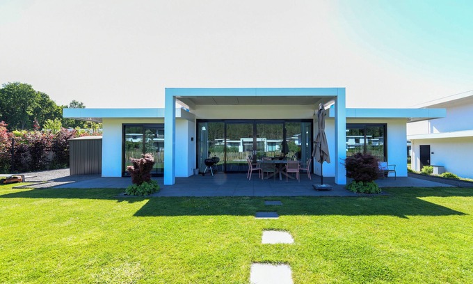 Zeewolde House | Holiday villa Bloem no. 350 | Luxury 8-person villa on the water with private jetty, sunny garden and large barbecue. Located at Villa Resort Harderwold, near Harderwijk and the Veluwemeer!