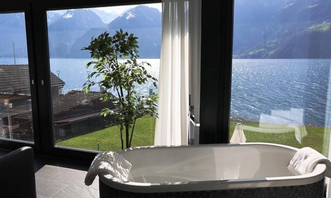 Ruetli House | Holiday villa by the lake 1