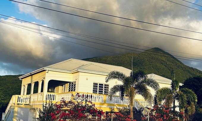 Charlestown House | Holiday Villa for rent 3 minutes from golf course, beach, bars and restaurants.