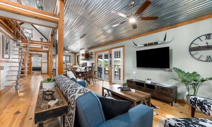 Fredericksburg House | Hollmig Haus - Cowboy Pool, Hot Tub & Beauty Bar