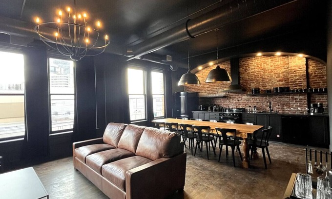 Downtown Louisville Apartment | Hollyhock Suite 502: 4 bed/2 bath with soaking tub