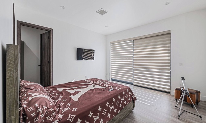 Hollywood Hills House | Hollywood Hills Mansion: 6000sqft, Rooftop Pool & DTLA Skyline Views!