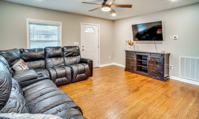 Hendersonville House | Home 14 Mi to Highpoint Health w/Fenced Yard!