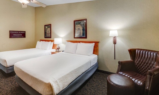 Moline Hotel | Home Away from Home Experience, Rustic Quad Cities Stay | 2 Units