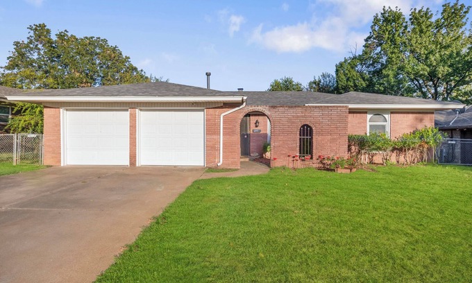 Shawnee House | Home away from home in Shawnee, 3 bed, 2 bath and full of charm!