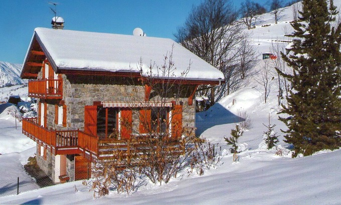 Praranger Ski Chalet | Homerez - Chalet 1 km away from the slopes for 15 ppl. with jacuzzi and balcony