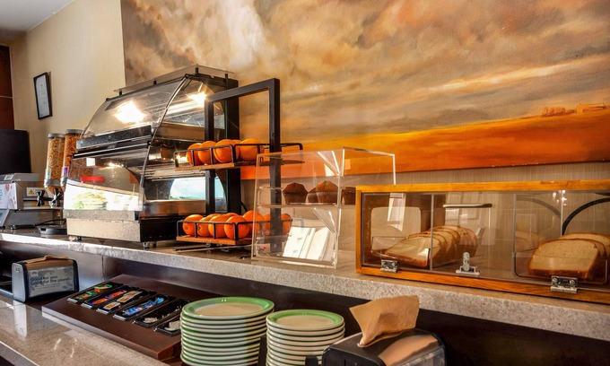 Regina Hotel | Home Inn & Suites Regina East