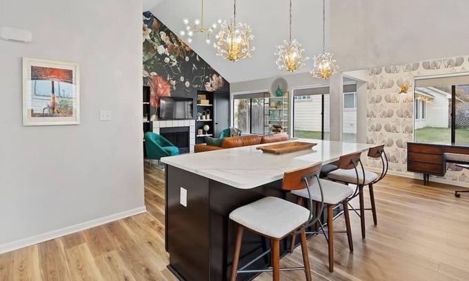 Tyler Condo | Home & office with comfort and style.