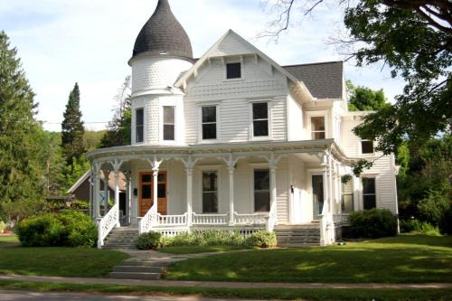 Oneonta Apartment | Home Run Apt 2 All Star Baseball Rentals